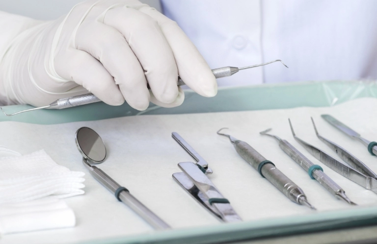 dentysta trzymający narzędzia